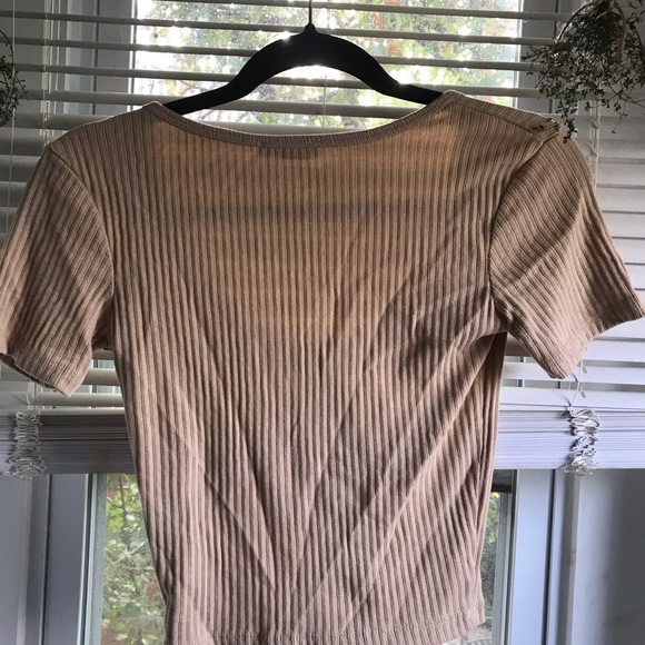 Ribbed crop top with tortoiseshell buttons - Picture 3 of 3